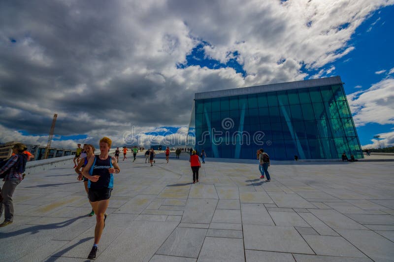 OSLO, NORVEGIA - 8 LUGLIO 2015: Camminando sul fotografia stock libera da diritti OSLO, NORVEGIA - 8 LUGLIO 2015: Camminando sul fotografia stock libera da diritti