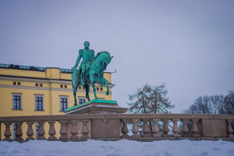 OSLO, NORVÈGE - MARS, 26, 2018 : Vue extérieure de statue du Roi Karl Johan en dehors de Royal Palace à Oslo photographie stock OSLO, NORVÈGE - MARS, 26, 2018 : Vue extérieure de statue du Roi Karl Johan en dehors de Royal Palace à Oslo photographie stock