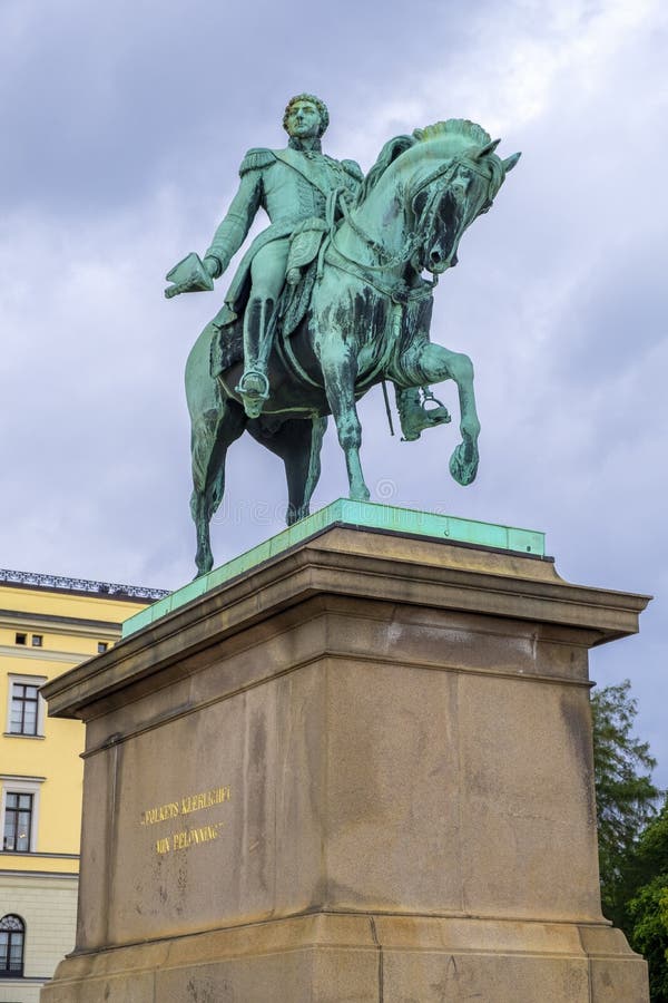 Oslo norway statue of king charles xiv john karl xiv johan framför oslo royal palace slottet i slottsplassen square. Oslo ostnorway 20190830 : Staty of king charles xiv john karl xiv johan framför oslo royal palace slottet på slottsplassen Squet i den historiska stadskärnan