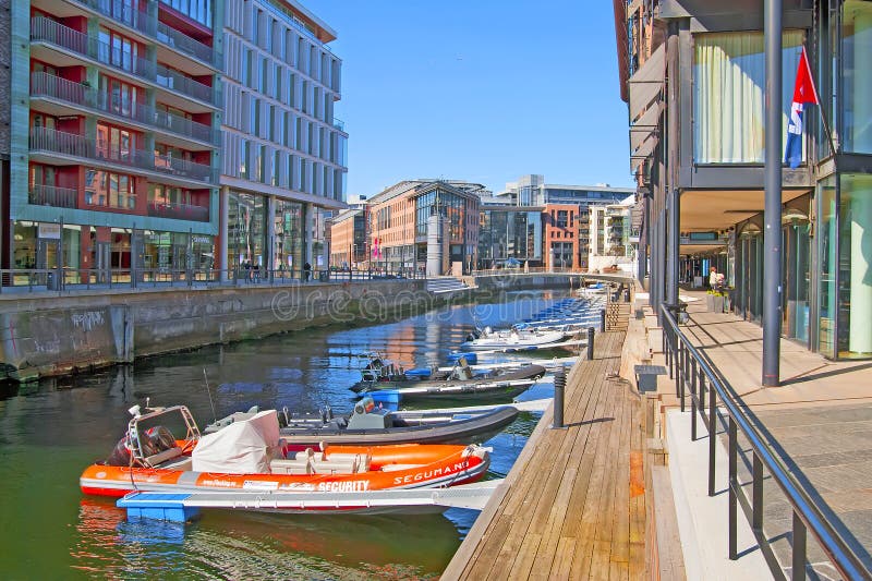 Oslo Norwegia Intymne łodzie w Aker Brygge zdjęcie stock Oslo Norwegia Intymne łodzie w Aker Brygge zdjęcie stock