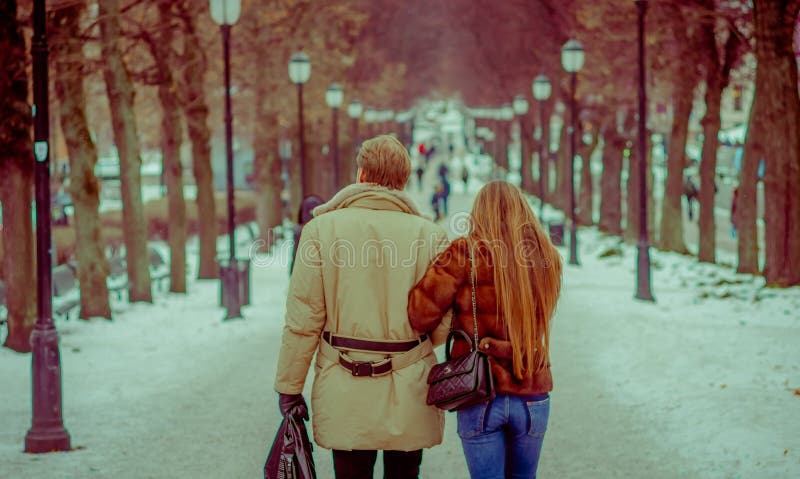OSLO NORWEGIA, MARZEC, - 8, 2017: Plenerowy widok niezidentyfikowany pary inlove w Vigeland parku na wietrznym zima dniu obrazy stock OSLO NORWEGIA, MARZEC, - 8, 2017: Plenerowy widok niezidentyfikowany pary inlove w Vigeland parku na wietrznym zima dniu obrazy stock