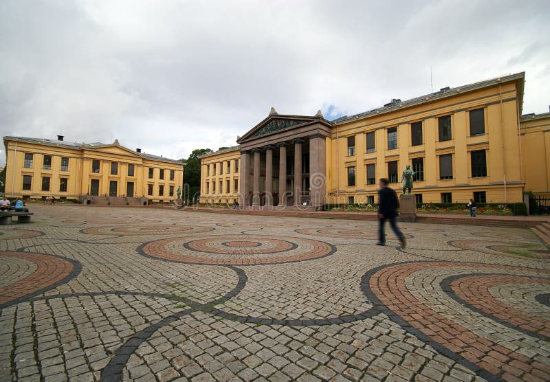 L'edificio da università, Norvegia, Largo angolo prospettiva, uomo, movimento sfocato.