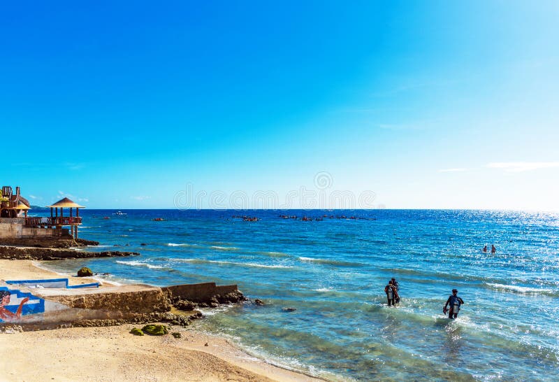 OSLOB, CEBU, FILIPPINE - 23 FEBBRAIO 2018: Vista della spiaggia e della vista sul mare di pietra Copi lo spazio per testo fotografia stock libera da diritti OSLOB, CEBU, FILIPPINE - 23 FEBBRAIO 2018: Vista della spiaggia e della vista sul mare di pietra Copi lo spazio per testo fotografia stock libera da diritti