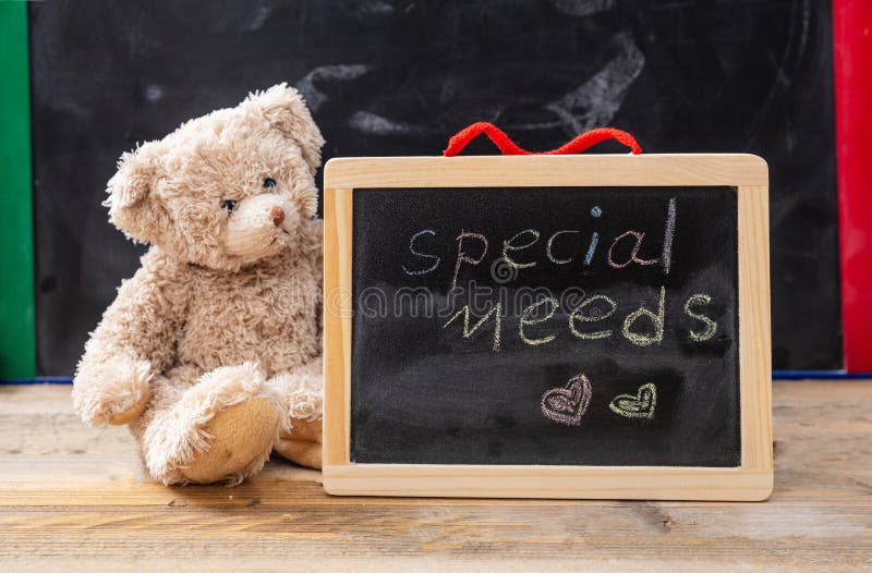 Oso de peluche que oculta detrás de una pizarra El Special necesita el dibujo del texto en la pizarra imagenes de archivo Oso de peluche que oculta detrás de una pizarra El Special necesita el dibujo del texto en la pizarra imagenes de archivo