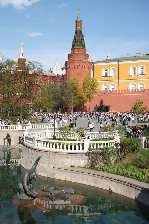 Oso y lobo rusos en Alexander Garden, el Kremlin foto de archivo Oso y lobo rusos en Alexander Garden, el Kremlin foto de archivo