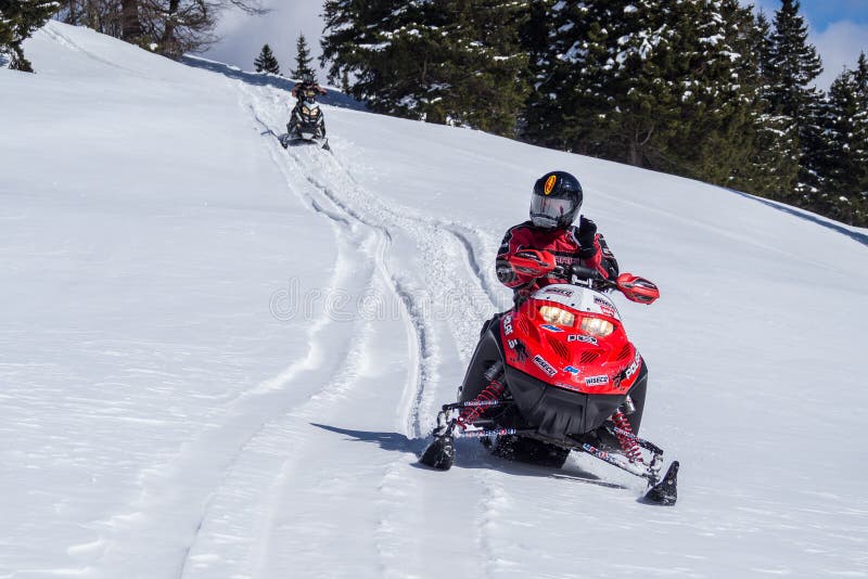 Osoba jedzie snowmobile obraz stock Osoba jedzie snowmobile obraz stock