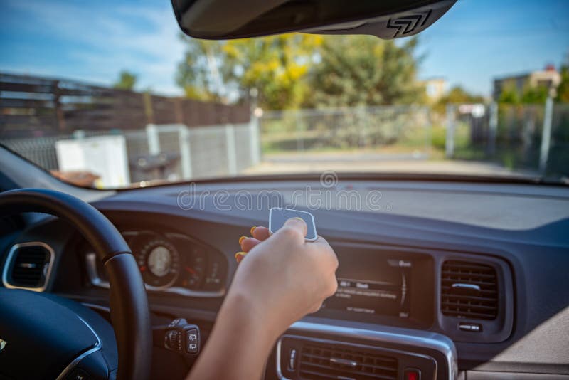 Osoba otwiera automatyczną majątkową bramę z pilotem do tv obraz royalty free Osoba otwiera automatyczną majątkową bramę z pilotem do tv obraz royalty free