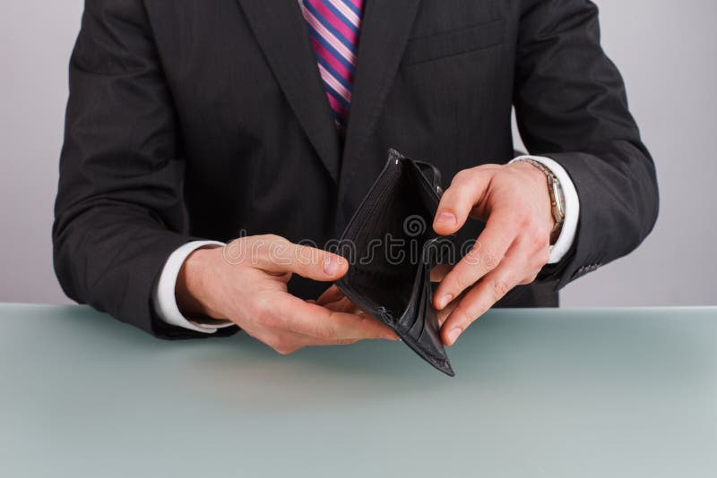 Osoba prowadząca przedsiębiorstwo przechowująca pusty portfel zdjęcie stock