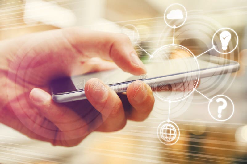 Osoby mienia smartphone. Zakończenie up mężczyzna ` s ręki mienia smartphone z cyfrowym diagramem pojęcia odosobniony technologii biel