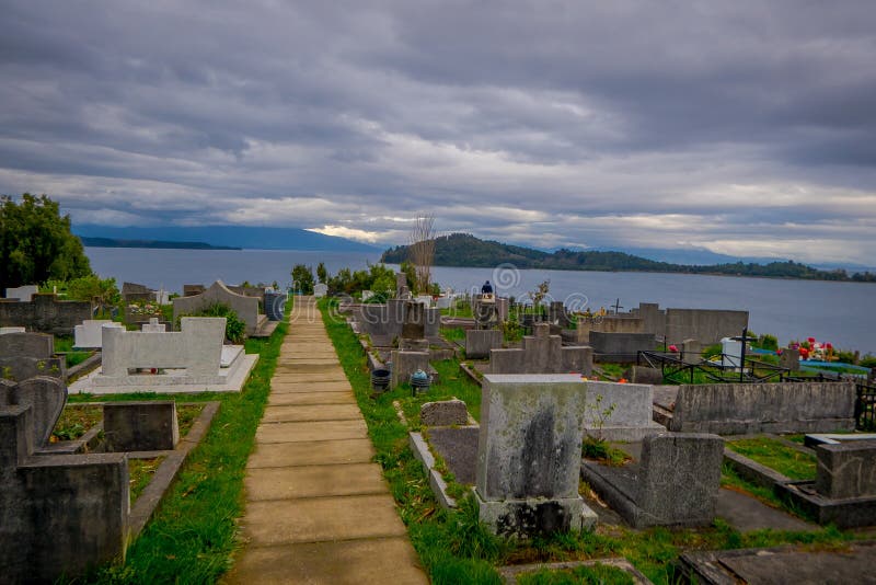 OSORNO, CHILI, SEPTEMBRE, 23, 2018 : Belle vue du cimetière de Puerto Octay, Chili photo stock OSORNO, CHILI, SEPTEMBRE, 23, 2018 : Belle vue du cimetière de Puerto Octay, Chili photo stock