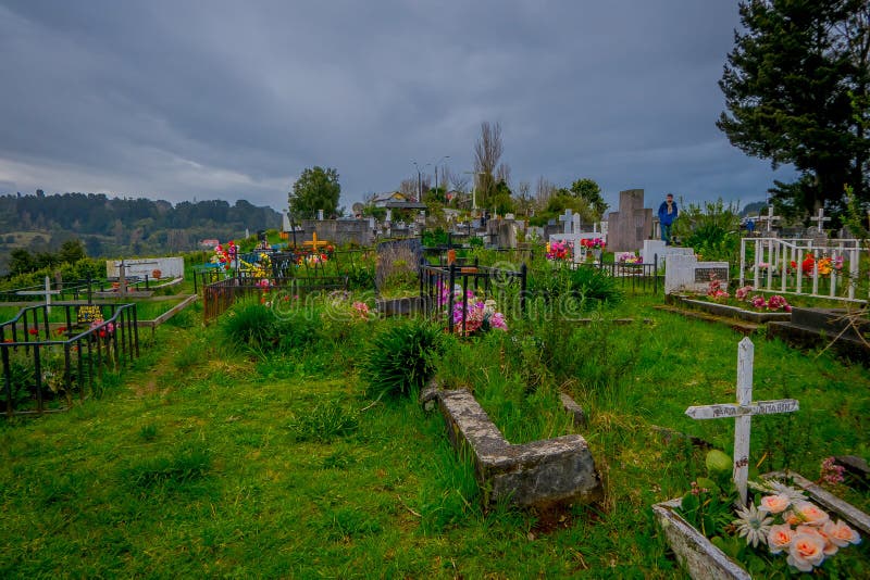 OSORNO, O CHILE, SETEMBRO, 23, 2018: Vista bonita do cemitério de Puerto Octay, o Chile fotografia de stock OSORNO, O CHILE, SETEMBRO, 23, 2018: Vista bonita do cemitério de Puerto Octay, o Chile fotografia de stock