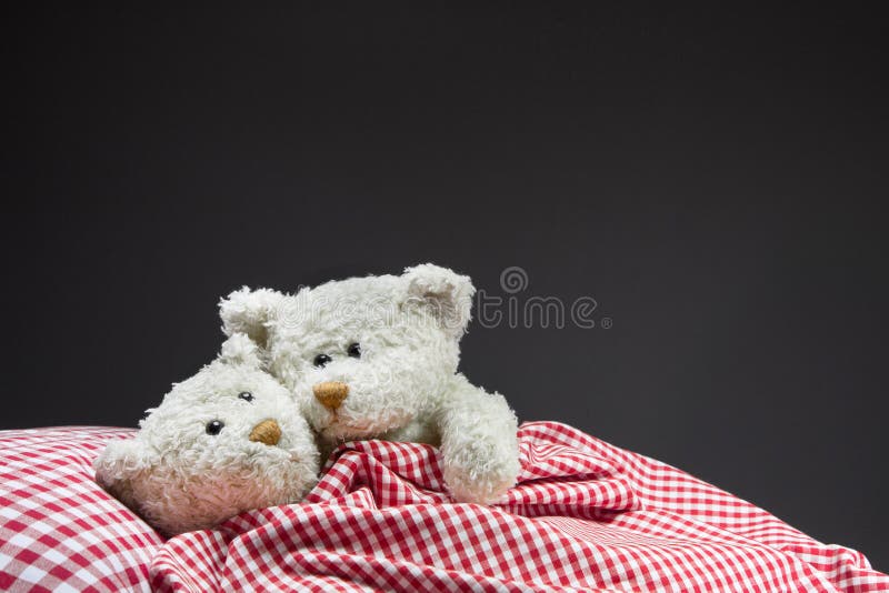 Osos de peluche que abrazan en la cama. fotos de archivo Osos de peluche que abrazan en la cama. fotos de archivo