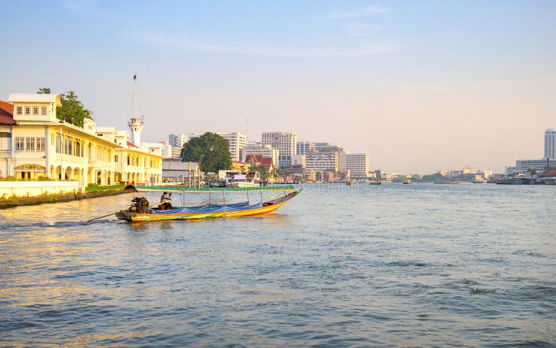 Ospedale e Chao Praya River di Siriraj di mattina fotografie stock libere da diritti