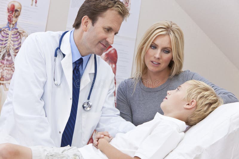 Ospedale maschio del dottore Examining Child With Mother fotografie stock libere da diritti Ospedale maschio del dottore Examining Child With Mother fotografie stock libere da diritti