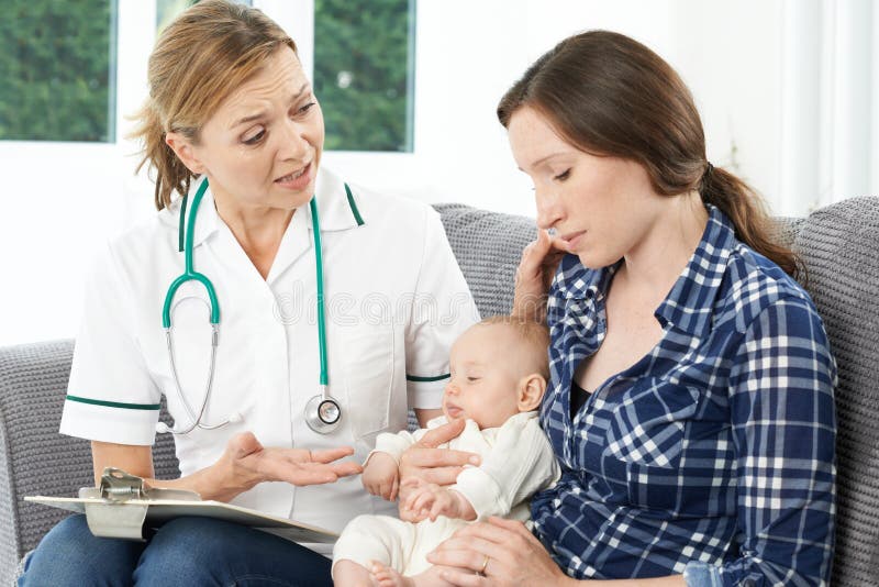 Ospite di salute con la nuova madre che soffre con la depressione immagine stock Ospite di salute con la nuova madre che soffre con la depressione immagine stock