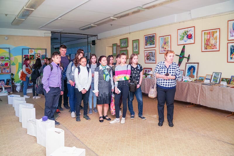 Ospiti alla mostra degli impianti dagli studenti all'istituto universitario della citt? di Chapaevsk fotografia stock libera da diritti Ospiti alla mostra degli impianti dagli studenti all'istituto universitario della citt? di Chapaevsk fotografia stock libera da diritti