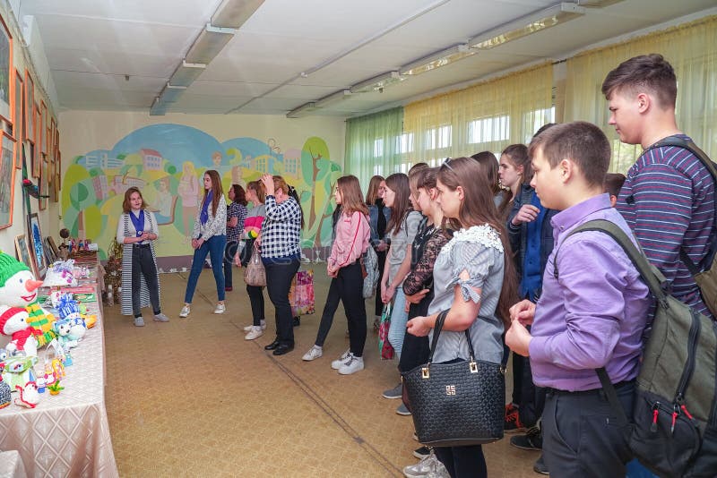 Ospiti alla mostra degli impianti dagli studenti all'istituto universitario della citt? di Chapaevsk immagini stock libere da diritti Ospiti alla mostra degli impianti dagli studenti all'istituto universitario della citt? di Chapaevsk immagini stock libere da diritti