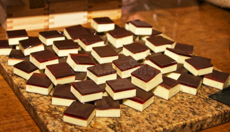 Ossequi stratificati del forno del cioccolato zuccherato immagine stock libera da diritti Ossequi stratificati del forno del cioccolato zuccherato immagine stock libera da diritti