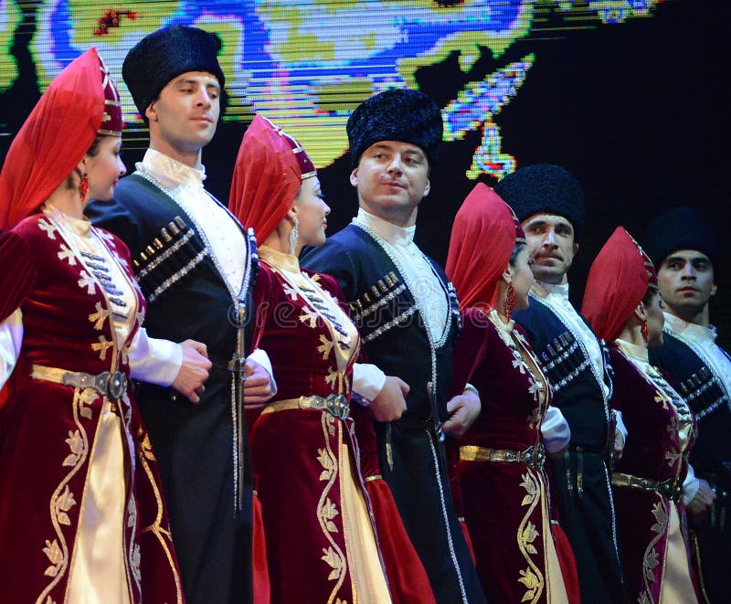 Ossetians στο παραδοσιακό χορεύοντας λαϊκό βουνό φορεμάτων χορεύουν στοκ φωτογραφία με δικαίωμα ελεύθερης χρήσης Ossetians στο παραδοσιακό χορεύοντας λαϊκό βουνό φορεμάτων χορεύουν στοκ φωτογραφία με δικαίωμα ελεύθερης χρήσης