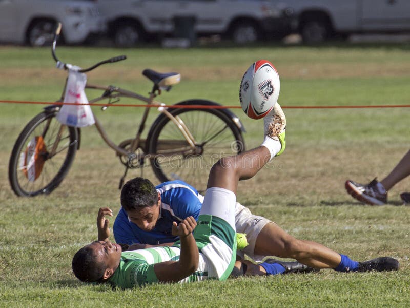 Ostatni kopnięcie. Wydarzenie: 2013 rugby mistrzostwo, 08-12. X. 13
Lokacja: Królowej Kapi'olani park, Waikiki, na wyspie O'ahu, Hawai'i, usa
Temat: Hawai'i arlekinów sprzęt nie udać się zatrzymywać kopnięcie daleko zdecydowanym graczem. (błękitny)