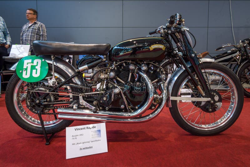 Ostenta a motocicleta Vincent Rapide com especificação do ` do relâmpago do preto do `, 1952 imagem de stock Ostenta a motocicleta Vincent Rapide com especificação do ` do relâmpago do preto do `, 1952 imagem de stock