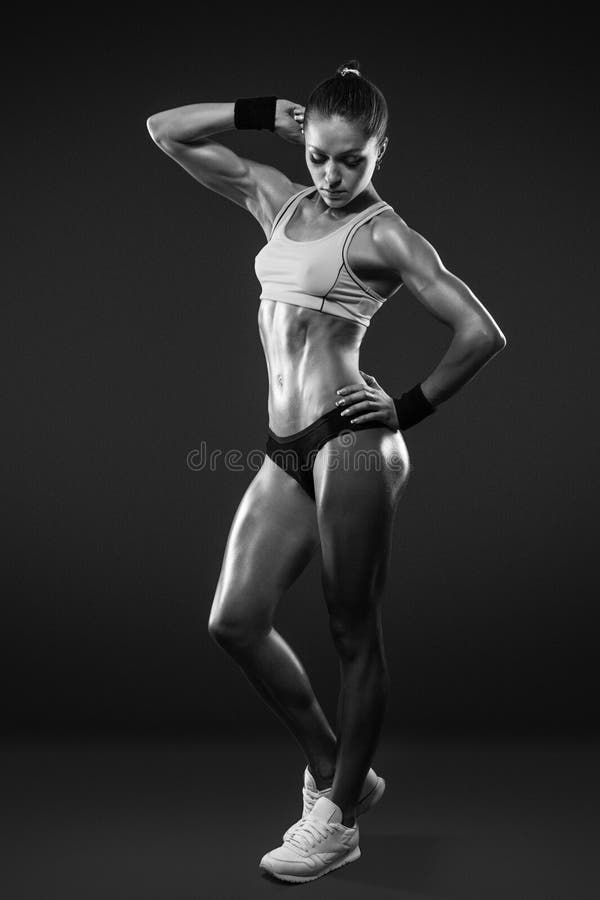 Ostenta o sportswear vestindo do retrato da mulher com trajeto de grampeamento imagem de stock royalty free Ostenta o sportswear vestindo do retrato da mulher com trajeto de grampeamento imagem de stock royalty free