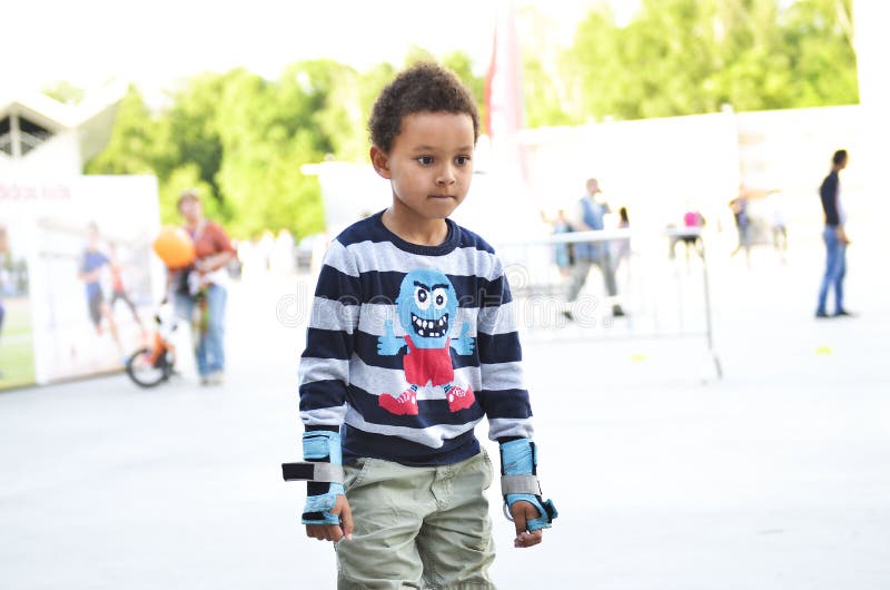 Ostente as crianças que tentam patinar no parque na cidade Ska bonito do menino fotos de stock Ostente as crianças que tentam patinar no parque na cidade Ska bonito do menino fotos de stock