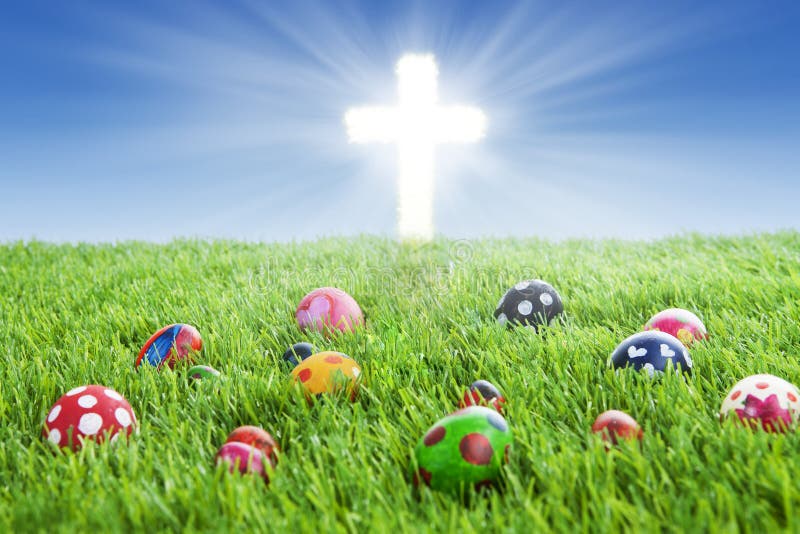 Ostereier und Kreuz auf Gras