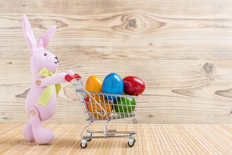 Osterhase mit einem Warenkorb voll von bunten Ostereiern lizenzfreie stockbilder Osterhase mit einem Warenkorb voll von bunten Ostereiern lizenzfreie stockbilder