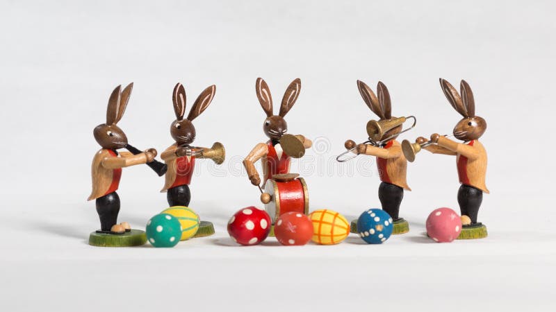 Osterhasenbig band, mit Ostereiern, weißer Hintergrund lizenzfreies stockbild