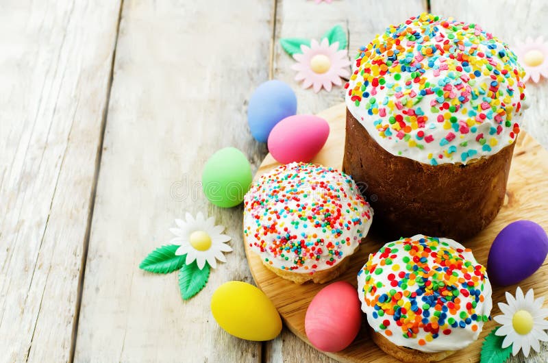 Ostern Backt Mit Buntem Belag Zusammen Stockfoto - Bild von backen ...