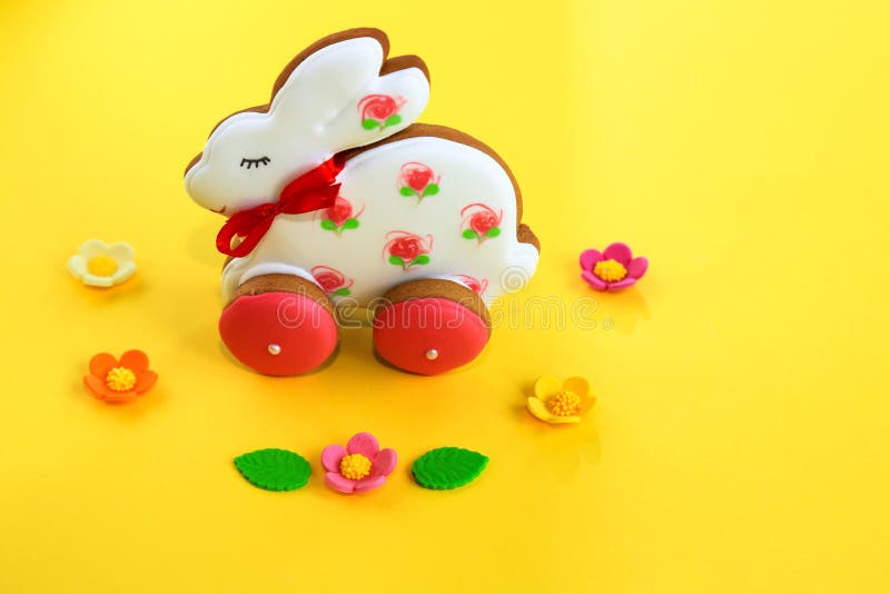 Ostern-Feiertagskonzept, handgemachter Rosa- und wei?erlebkuchen in Form eines H?schens auf einem gelben Hintergrund Lebkuchenkan stockfotos Ostern-Feiertagskonzept, handgemachter Rosa- und wei?erlebkuchen in Form eines H?schens auf einem gelben Hintergrund Lebkuchenkan stockfotos