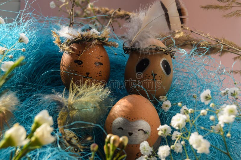 Ostern-Feiertagskonzept mit netten handgemachten Eiern, Kaninchen, Küken, Eule, Panda und Rotwild Kreative Eier für Ostern lizenzfreie stockfotos Ostern-Feiertagskonzept mit netten handgemachten Eiern, Kaninchen, Küken, Eule, Panda und Rotwild Kreative Eier für Ostern lizenzfreie stockfotos