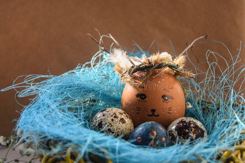 Ostern-Feiertagskonzept mit netten handgemachten Eiern, Kaninchen, Küken, Eule, Panda und Rotwild Kreative Eier für Ostern stockbild Ostern-Feiertagskonzept mit netten handgemachten Eiern, Kaninchen, Küken, Eule, Panda und Rotwild Kreative Eier für Ostern stockbild