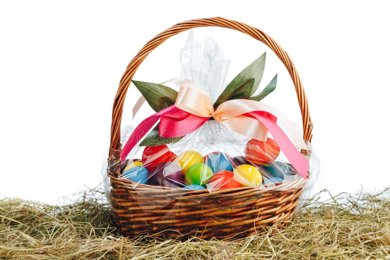 Ostern-Geschenkkorb mit weißem Hintergrund der Mehrfarbeneier stockfoto