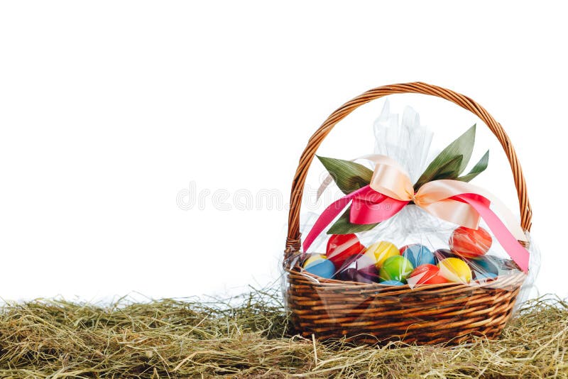 Ostern-Geschenkkorb mit weißem Hintergrund der Mehrfarbeneier lizenzfreies stockbild
