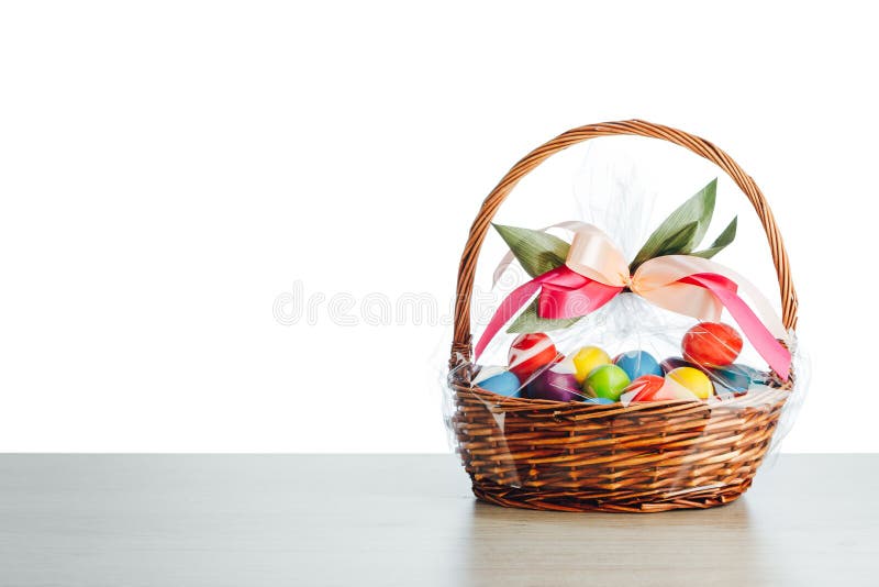 Ostern-Geschenkkorb mit weißem Hintergrund der Mehrfarbeneier lizenzfreie stockbilder