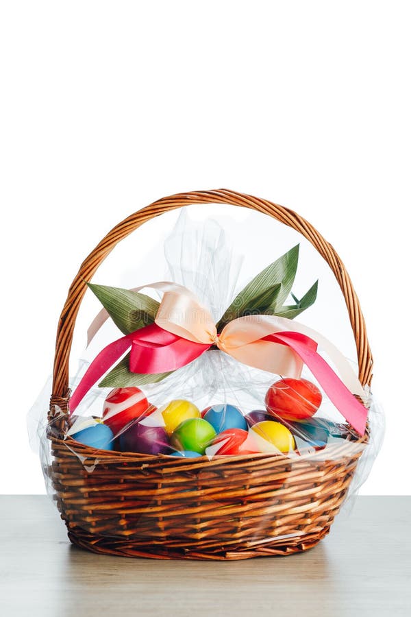 Ostern-Geschenkkorb mit weißem Hintergrund der Mehrfarbeneier stockfotos