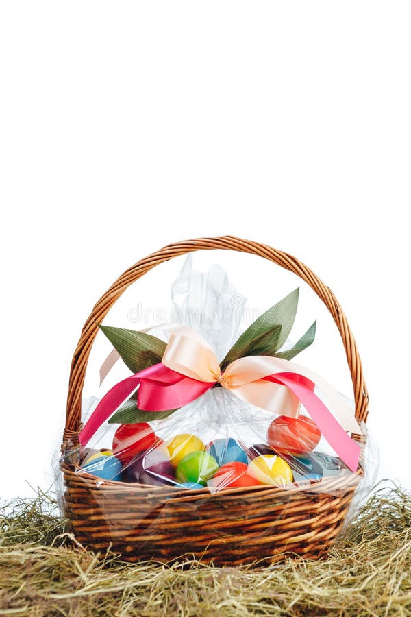 Ostern-Geschenkkorb mit weißem Hintergrund der Mehrfarbeneier stockbilder