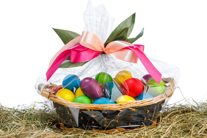 Ostern-Geschenkkorb mit weißem Hintergrund der Mehrfarbeneier stockfotos
