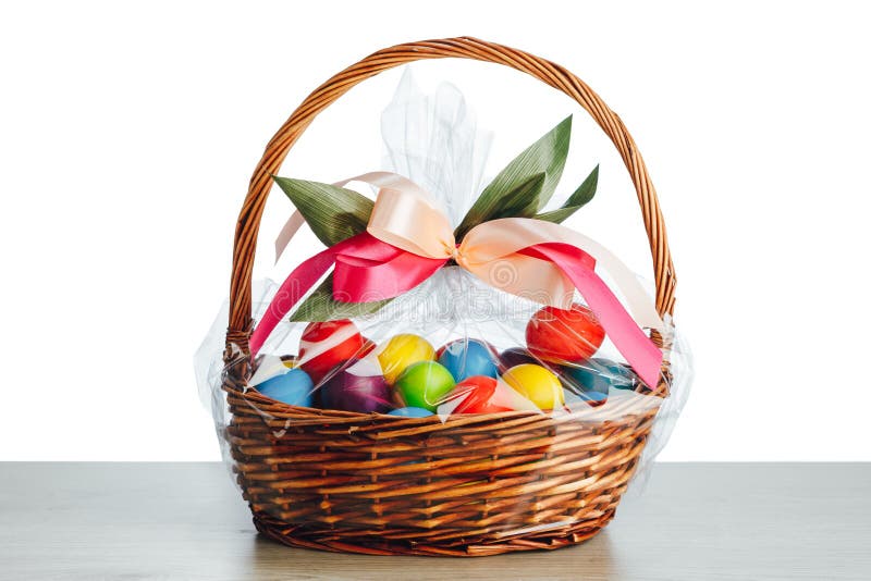 Ostern-Geschenkkorb mit weißem Hintergrund der Mehrfarbeneier stockfotos