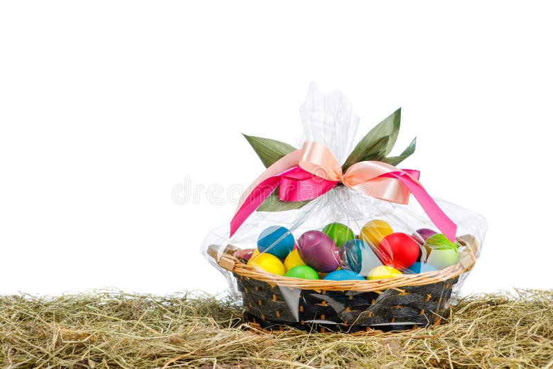 Ostern-Geschenkkorb mit weißem Hintergrund der Mehrfarbeneier stockfotografie