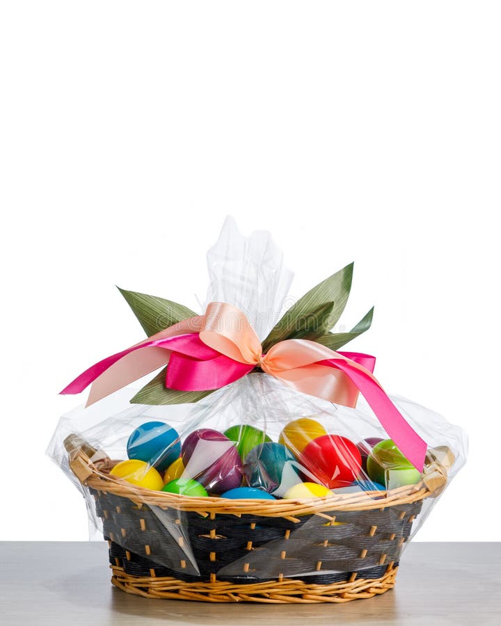 Ostern-Geschenkkorb mit weißem Hintergrund der Mehrfarbeneier stockfotos