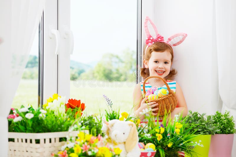 ostern glückliches Kindermädchen mit den Häschenohren und buntem Eier sitti stockbild ostern glückliches Kindermädchen mit den Häschenohren und buntem Eier sitti stockbild