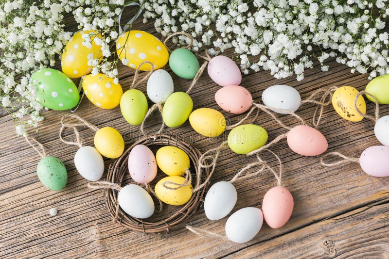 Ostern-Hintergrund mit dekorativen bunten Eiern und gipsophila blüht lizenzfreies stockfoto Ostern-Hintergrund mit dekorativen bunten Eiern und gipsophila blüht lizenzfreies stockfoto