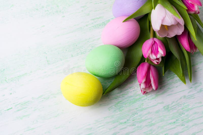 Ostern-Hintergrund mit den purpurroten, rosa, grünen, gelben gemalten Eiern lizenzfreie stockfotografie Ostern-Hintergrund mit den purpurroten, rosa, grünen, gelben gemalten Eiern lizenzfreie stockfotografie