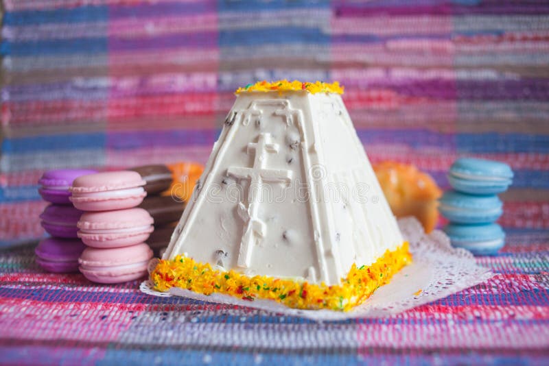 ostern Klumpenkuchen mit einem hellen Keks lizenzfreie stockbilder ostern Klumpenkuchen mit einem hellen Keks lizenzfreie stockbilder