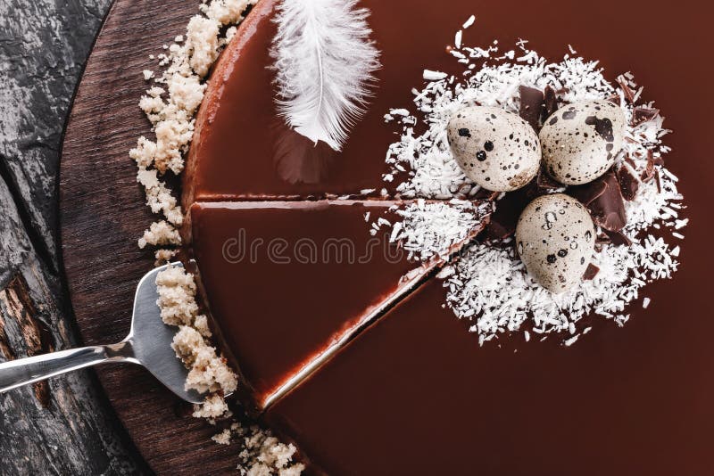 Ostern-Kuchen mit Spiegelglasurschokolade, Kokosnuss, Frühlingsblumen, Wachteleier auf rustikalem Hintergrund Glückliche Ostern-F stockbild Ostern-Kuchen mit Spiegelglasurschokolade, Kokosnuss, Frühlingsblumen, Wachteleier auf rustikalem Hintergrund Glückliche Ostern-F stockbild