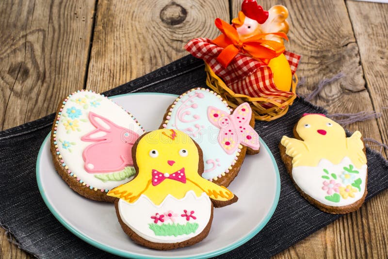 Ostern-Lebkuchenplätzchen mit Zuckerglasur lizenzfreie stockfotos Ostern-Lebkuchenplätzchen mit Zuckerglasur lizenzfreie stockfotos