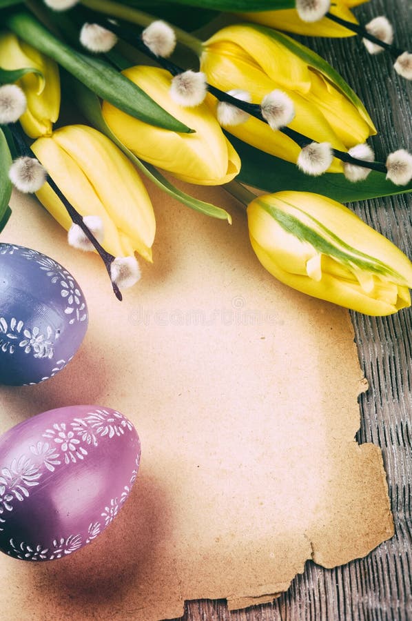 Ostern-Rahmen mit Tulpen und Weinlesepapier lizenzfreies stockfoto Ostern-Rahmen mit Tulpen und Weinlesepapier lizenzfreies stockfoto